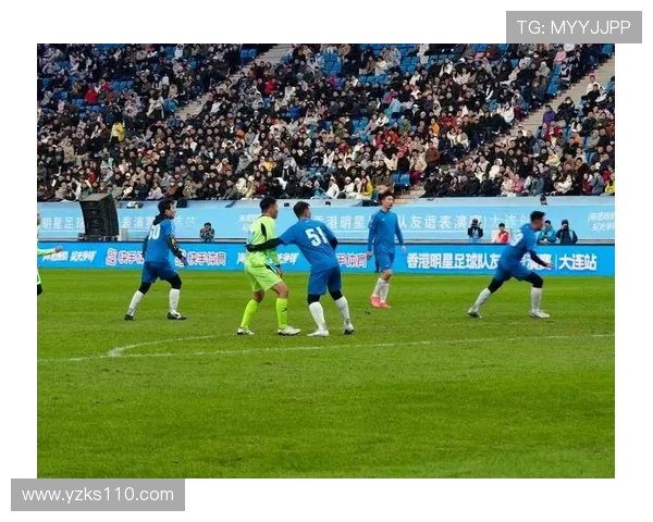 年轻帅气的足球明星们在赛场上的精彩瞬间与迷人风采展示